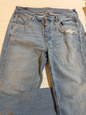 American Eagle Tomgirl Light Wash Distressed Jeans